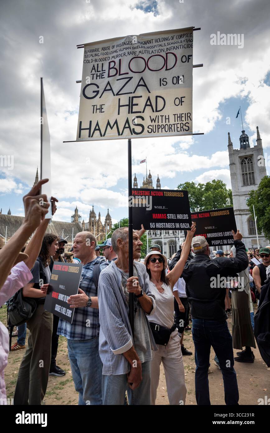 "Tutto il sangue di Gaza è sulla testa di Hamas con il loro sostenitore”, una controprotesta pro-Israele contro l'azione palestinese presso il Parlamento scià Foto Stock