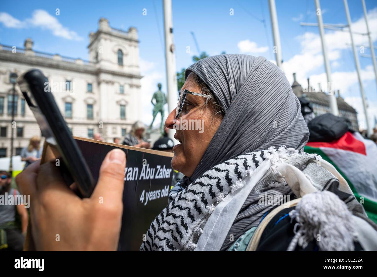 Protesta femminile, Palestina Action Protestation at Parliament Square, Londra, Inghilterra, Regno Unito, 09/08/2025 Foto Stock