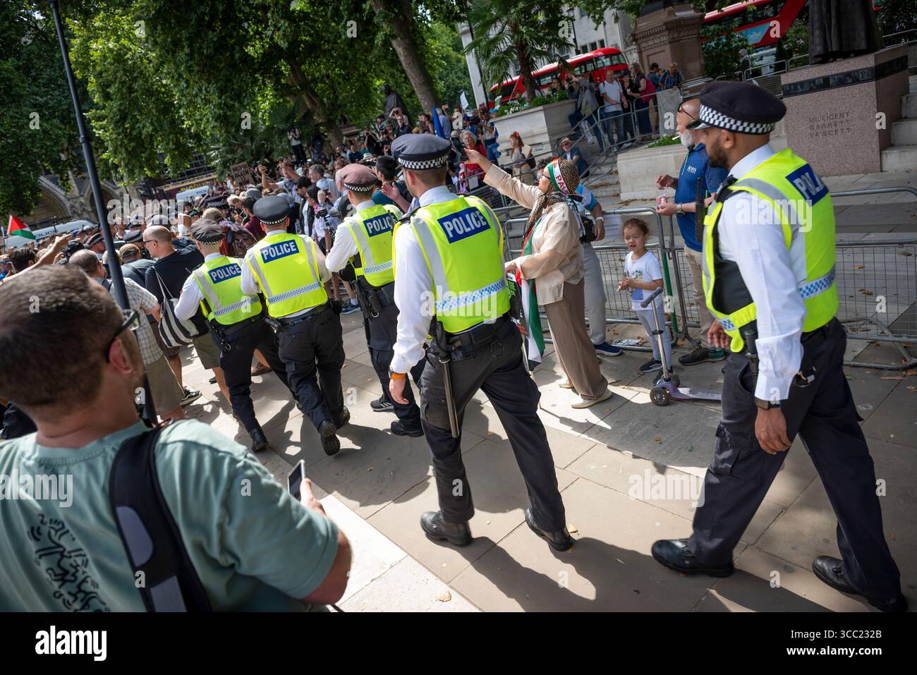 Incontro con la polizia alla Palestina Action Protestation presso Parliament Square, Londra, Inghilterra, Regno Unito, 09/08/2025 Foto Stock