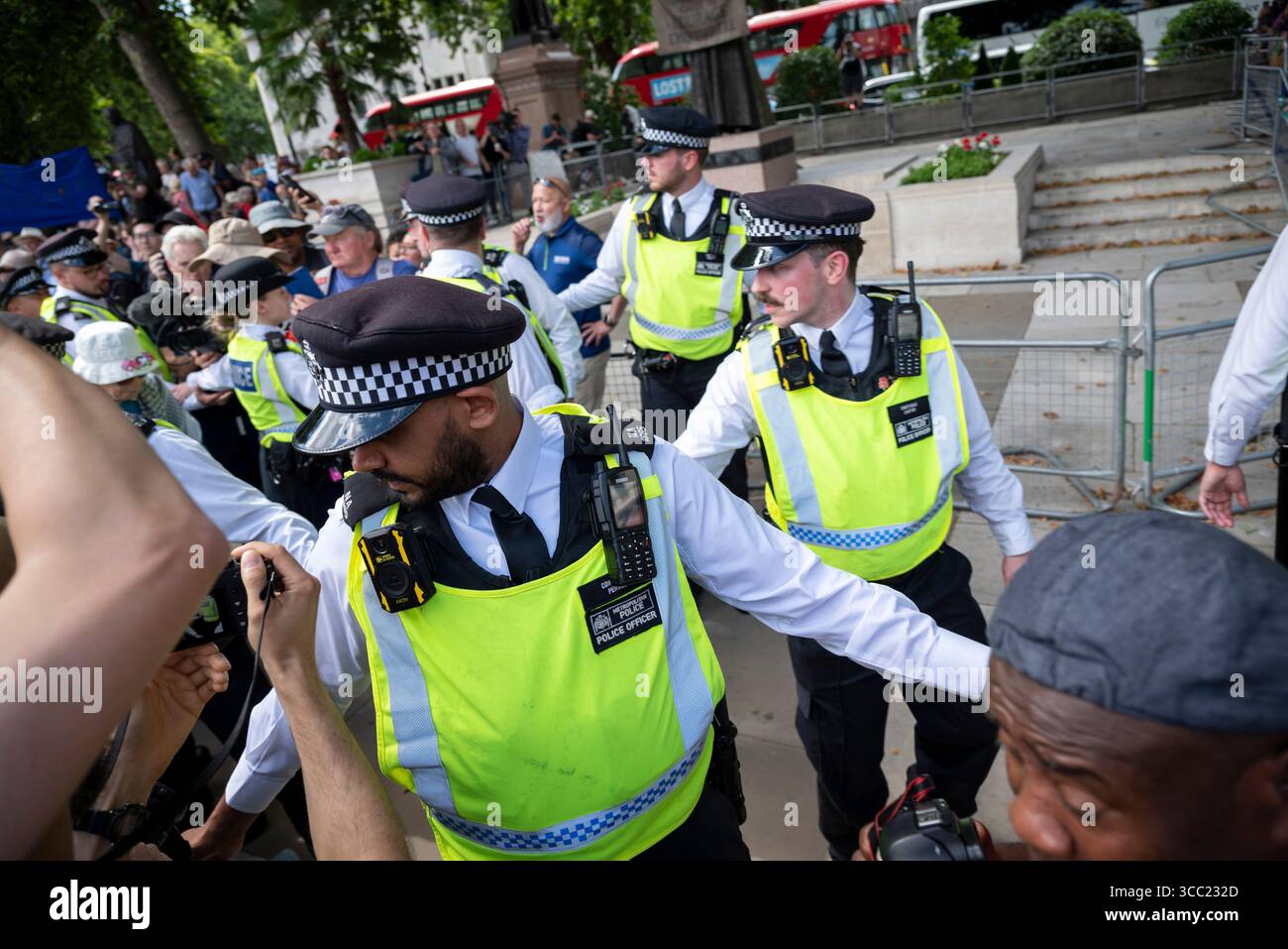 Incontro con la polizia alla Palestina Action Protestation presso Parliament Square, Londra, Inghilterra, Regno Unito, 09/08/2025 Foto Stock