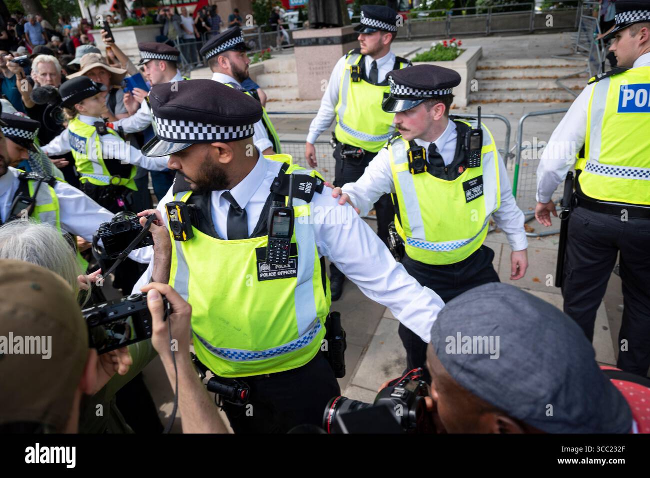 Incontro con la polizia alla Palestina Action Protestation presso Parliament Square, Londra, Inghilterra, Regno Unito, 09/08/2025 Foto Stock