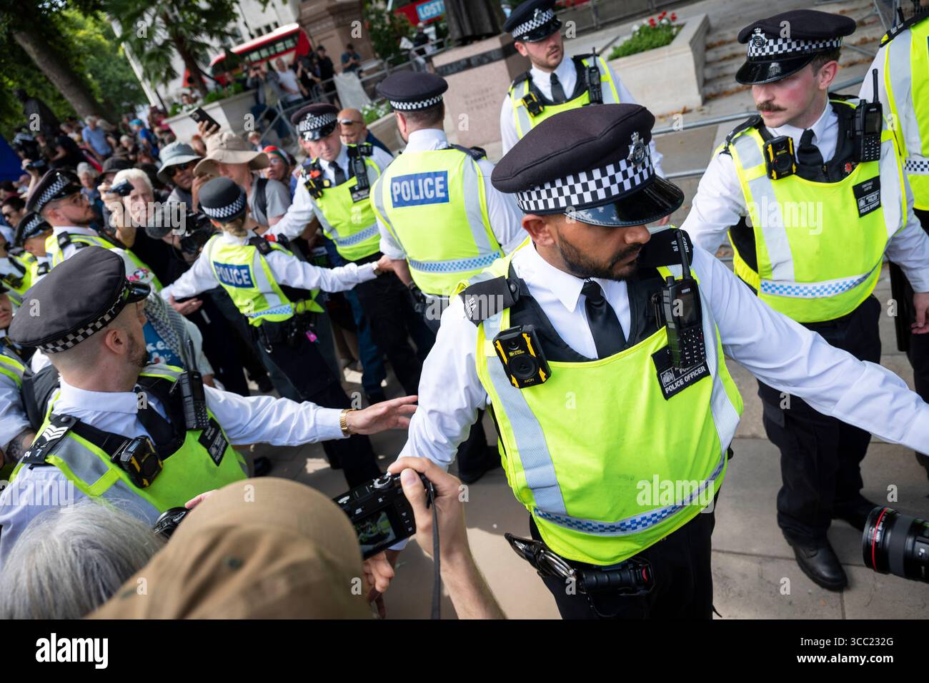 Incontro con la polizia alla Palestina Action Protestation presso Parliament Square, Londra, Inghilterra, Regno Unito, 09/08/2025 Foto Stock