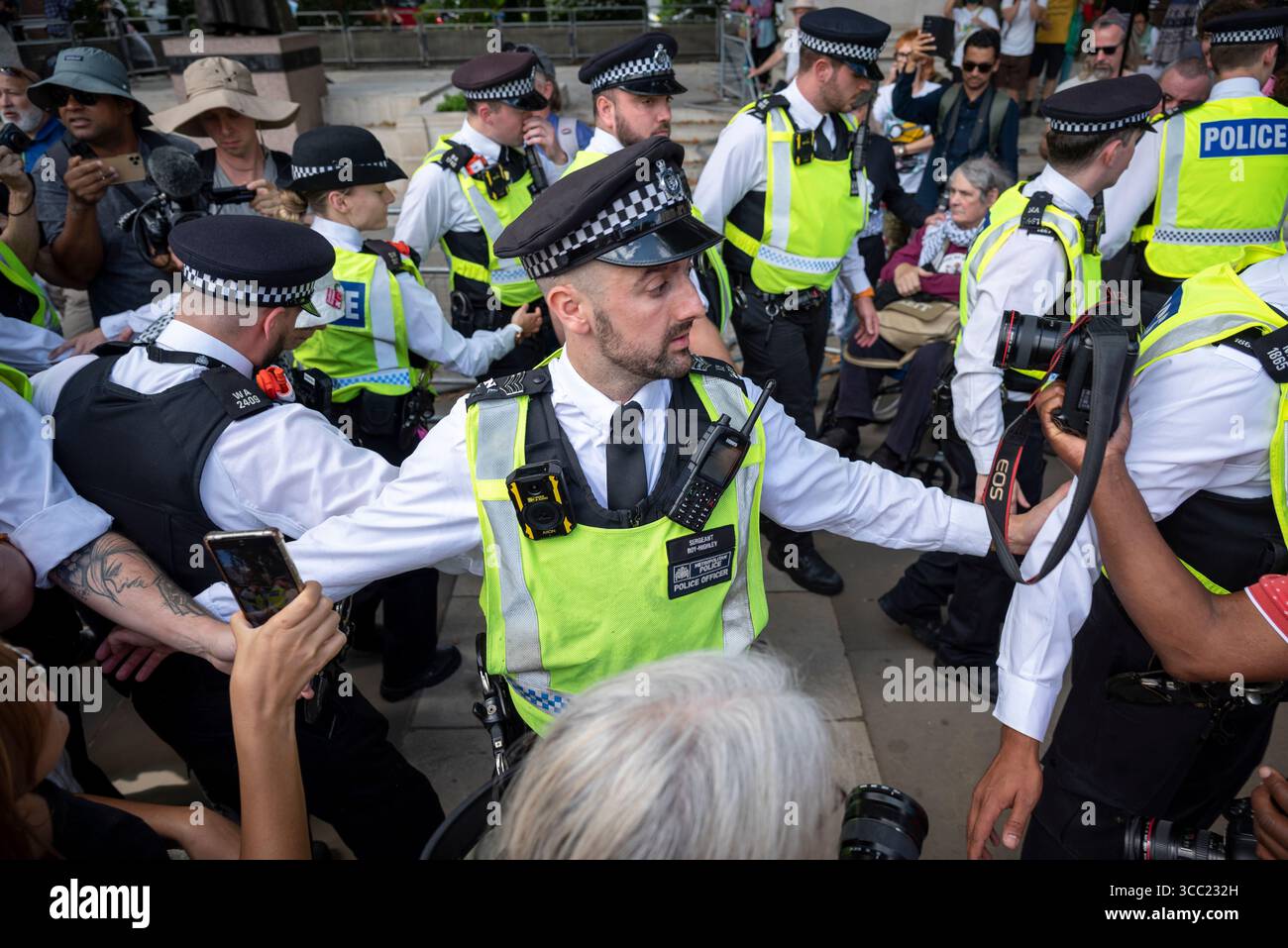 Incontro con la polizia alla Palestina Action Protestation presso Parliament Square, Londra, Inghilterra, Regno Unito, 09/08/2025 Foto Stock