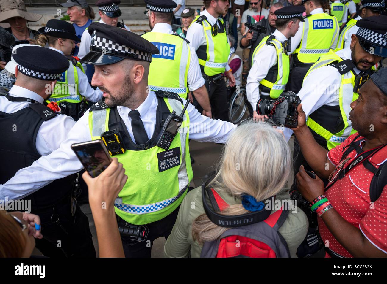 Incontro con la polizia alla Palestina Action Protestation presso Parliament Square, Londra, Inghilterra, Regno Unito, 09/08/2025 Foto Stock