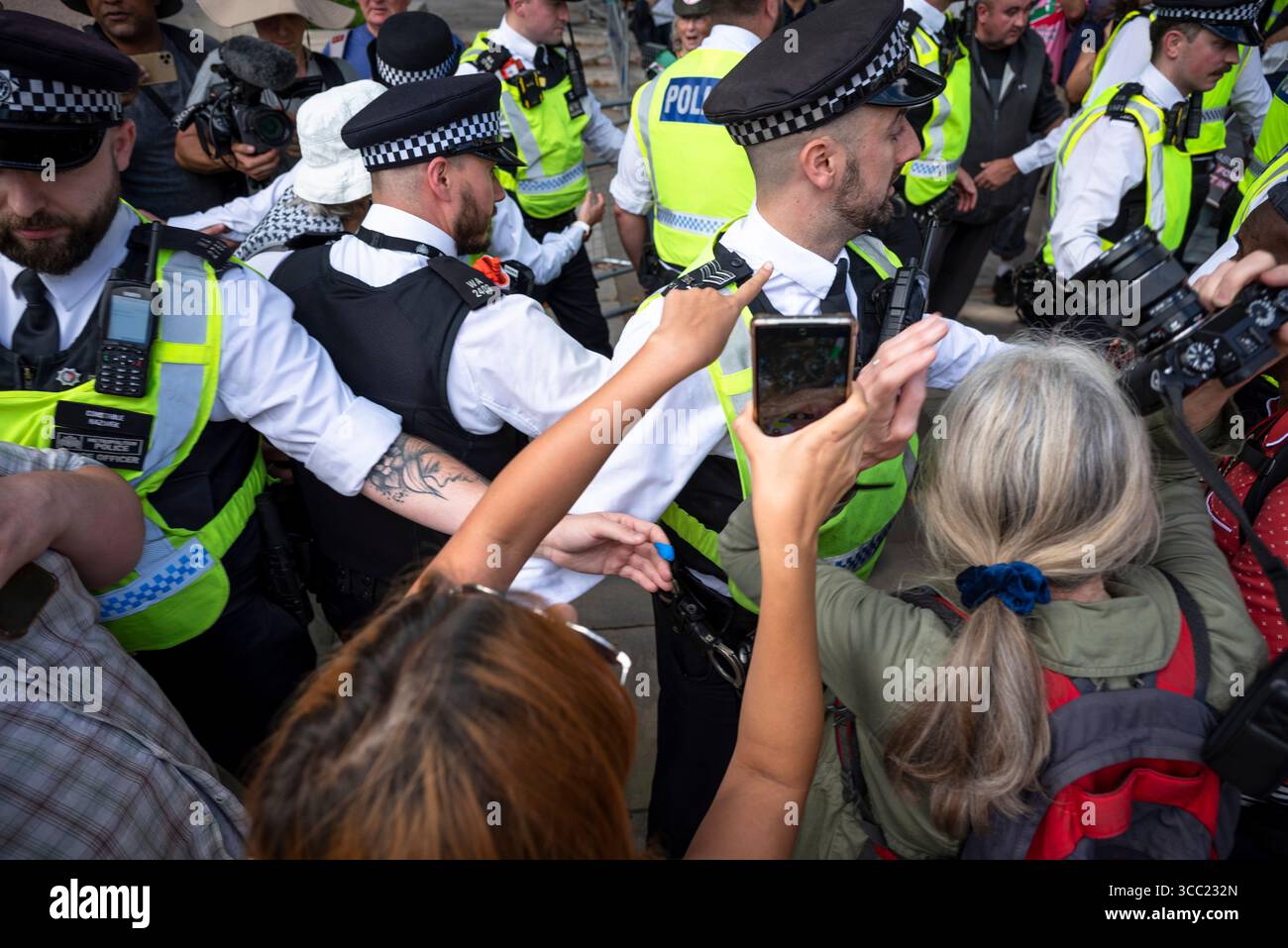Incontro con la polizia alla Palestina Action Protestation presso Parliament Square, Londra, Inghilterra, Regno Unito, 09/08/2025 Foto Stock