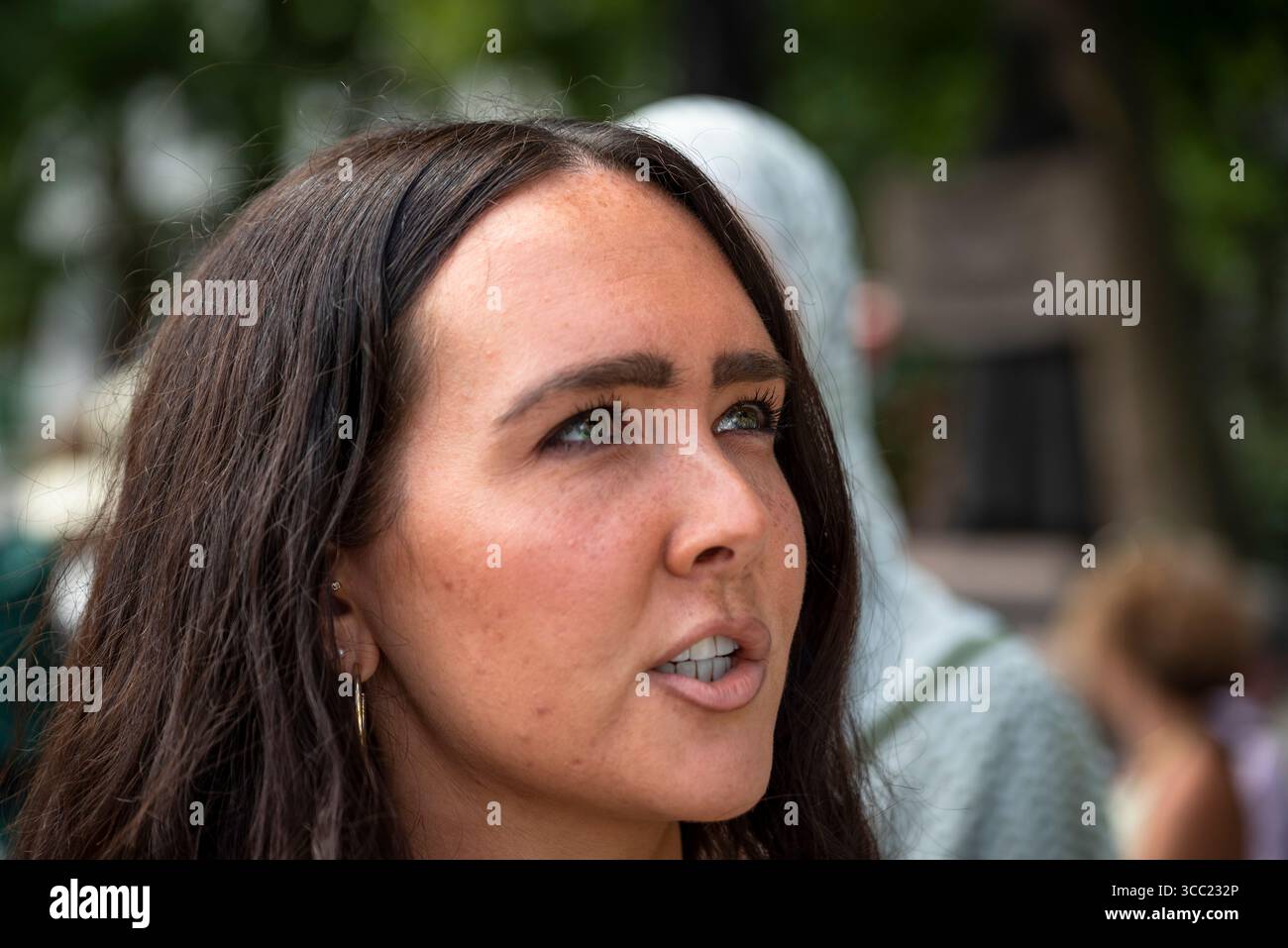 Donna che dice ad un agente di polizia che e' un nazista. Palestina Action Protestation at Parliament Square, Londra, Inghilterra, Regno Unito, 09/08/2025 Foto Stock