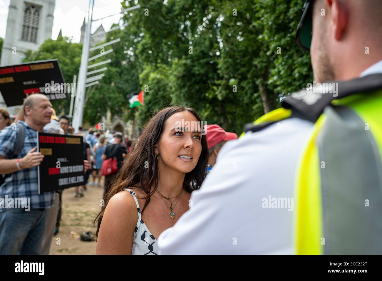 Donna che dice ad un agente di polizia che e' un nazista. Palestina Action Protestation at Parliament Square, Londra, Inghilterra, Regno Unito, 09/08/2025 Foto Stock