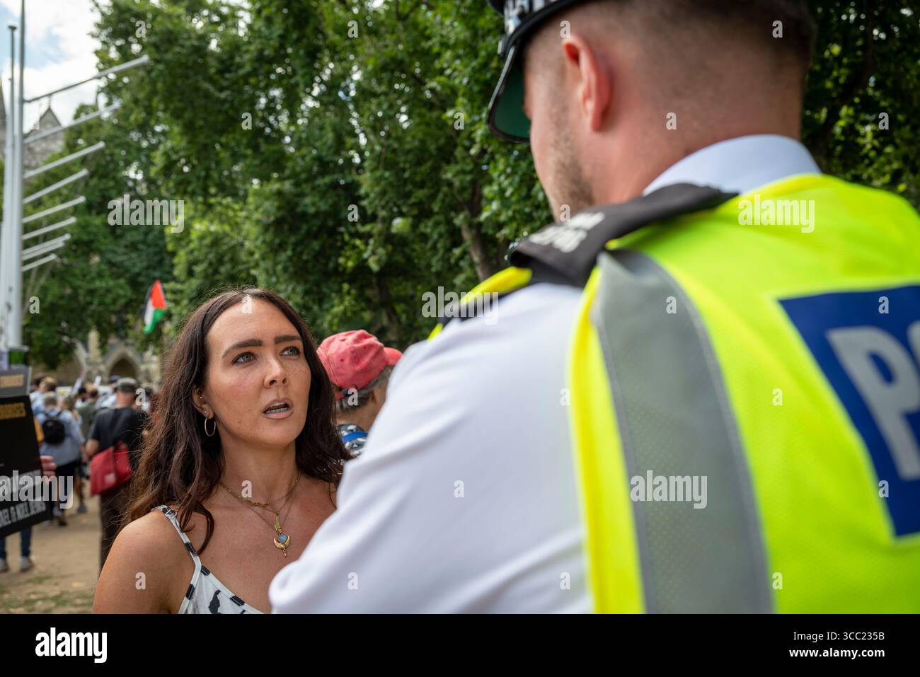 Donna che dice ad un agente di polizia che e' un nazista. Palestina Action Protestation at Parliament Square, Londra, Inghilterra, Regno Unito, 09/08/2025 Foto Stock