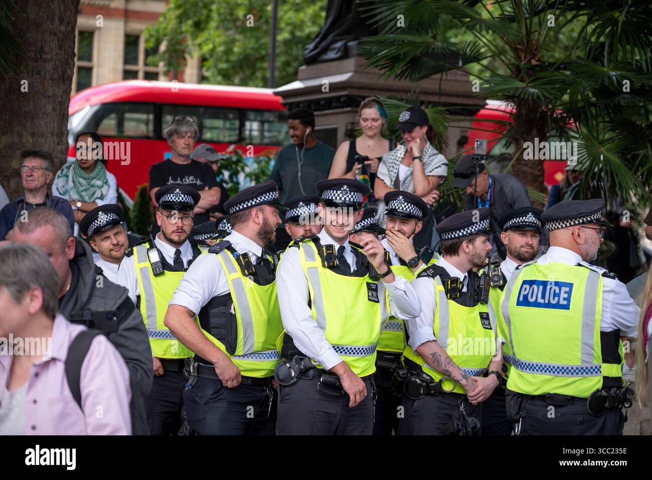 Incontro con la polizia alla Palestina Action Protestation presso Parliament Square, Londra, Inghilterra, Regno Unito, 09/08/2025 Foto Stock