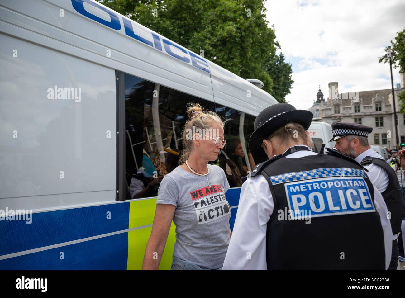 Arresto di un manifestante alla Palestina Action Protestation, in Parliament Square, Londra, Inghilterra, Regno Unito, 09/08/2025 Foto Stock