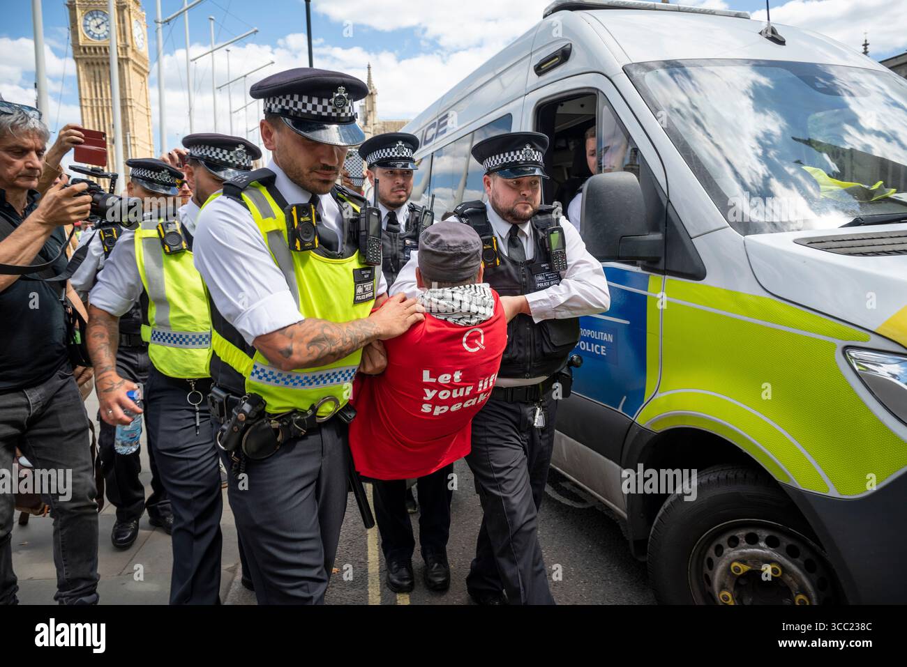 Arresto di un manifestante alla Palestina Action Protestation, in Parliament Square, Londra, Inghilterra, Regno Unito, 09/08/2025 Foto Stock