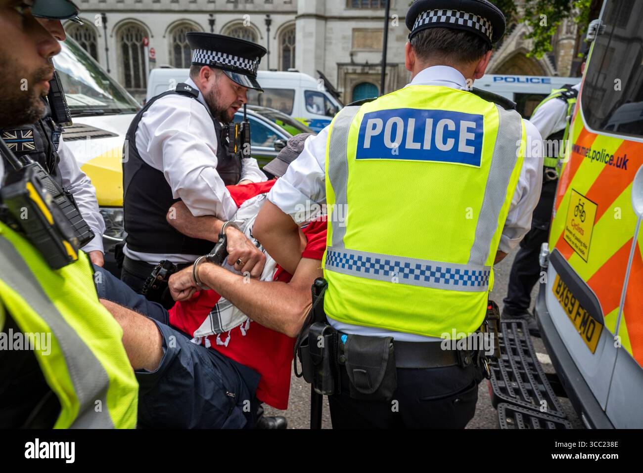 Arresto di un manifestante alla Palestina Action Protestation, in Parliament Square, Londra, Inghilterra, Regno Unito, 09/08/2025 Foto Stock