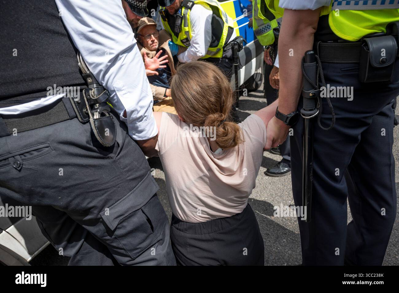 Arresto di un manifestante alla Palestina Action Protestation, in Parliament Square, Londra, Inghilterra, Regno Unito, 09/08/2025 Foto Stock
