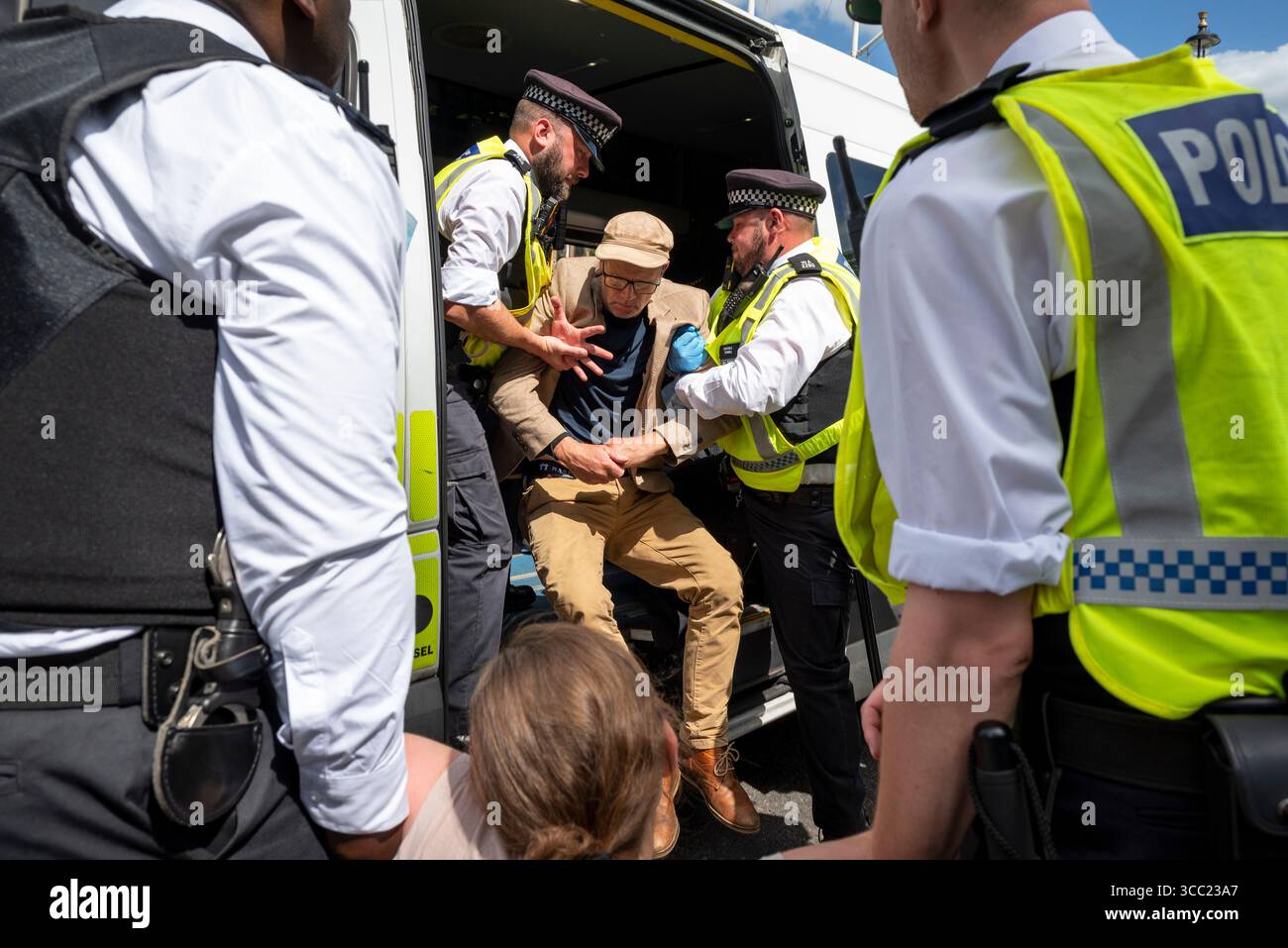 Arresto di un manifestante alla Palestina Action Protestation, in Parliament Square, Londra, Inghilterra, Regno Unito, 09/08/2025 Foto Stock