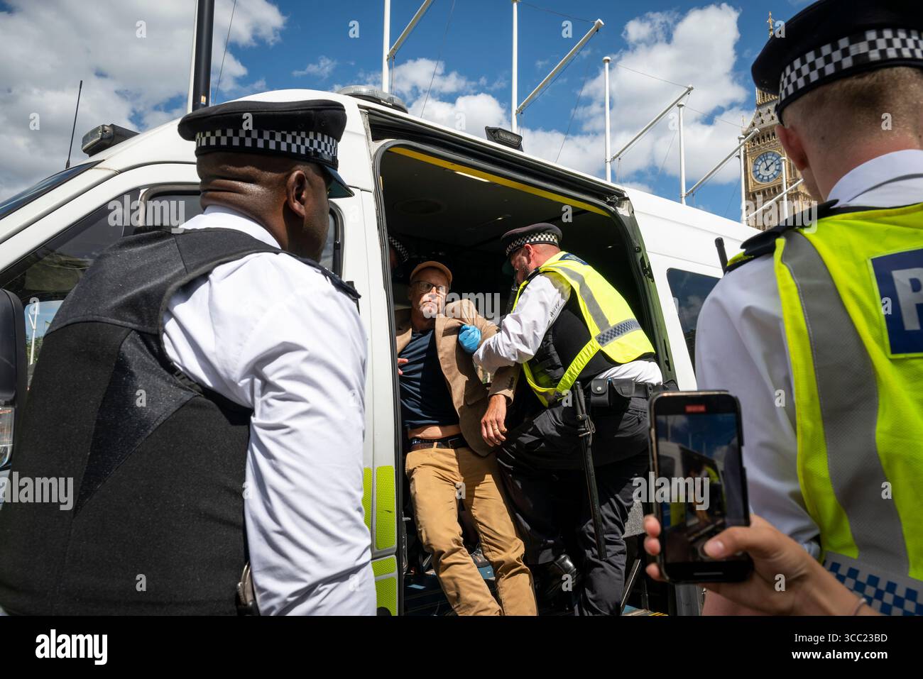 Arresto di un manifestante alla Palestina Action Protestation, in Parliament Square, Londra, Inghilterra, Regno Unito, 09/08/2025 Foto Stock