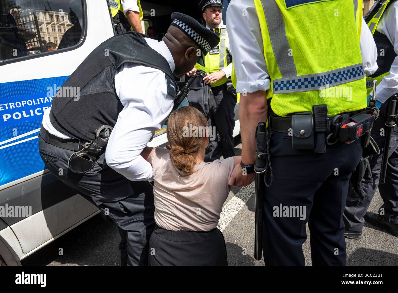 Arresto di un manifestante alla Palestina Action Protestation, in Parliament Square, Londra, Inghilterra, Regno Unito, 09/08/2025 Foto Stock