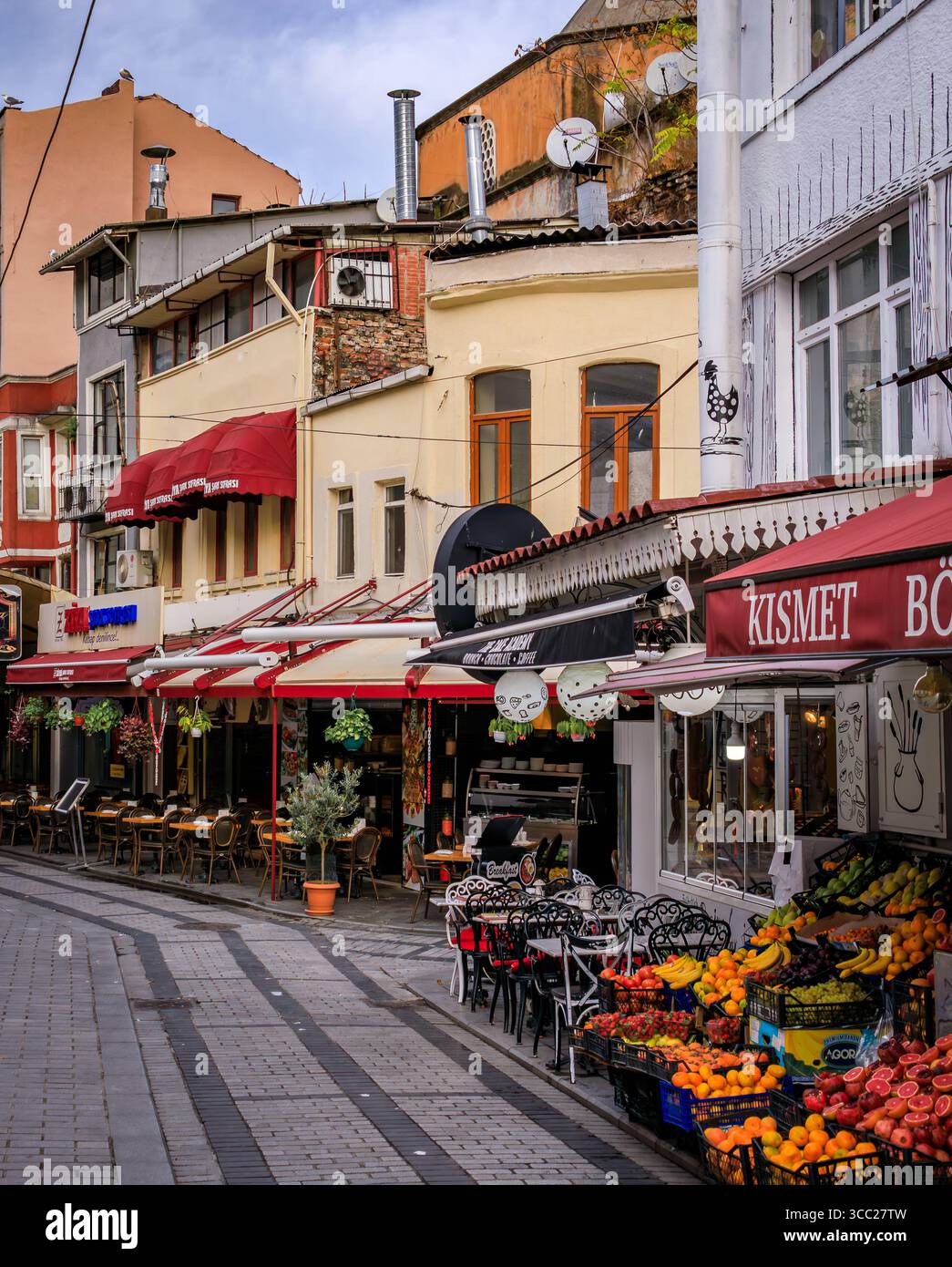 Istanbul, Turchia - 12 novembre 2023: Una strada acciottolata costeggiata da edifici storici, negozi, ristoranti e prodotti si erge sulla penisola storica Foto Stock