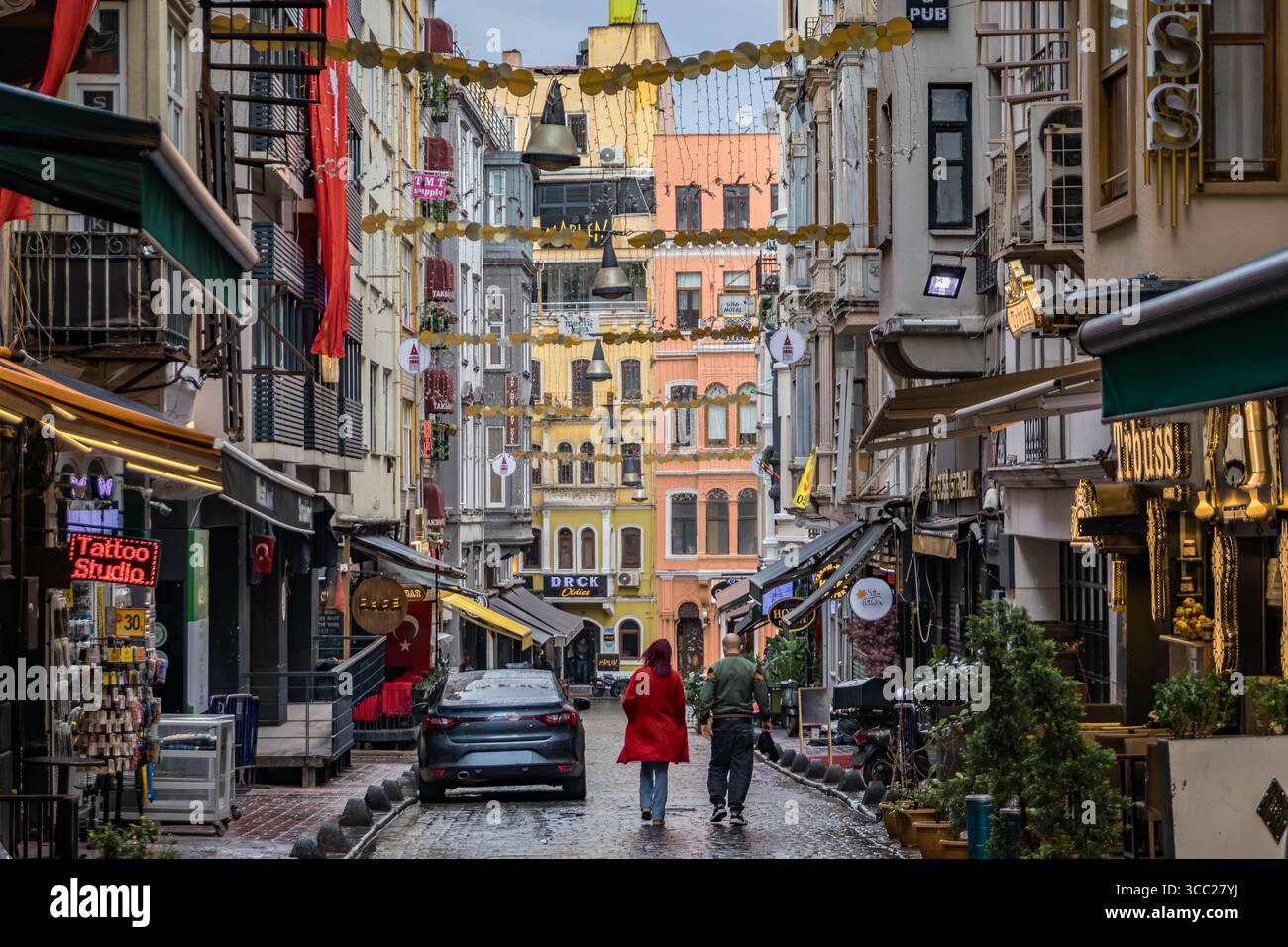 Istanbul, Turchia - 11 novembre 2023: Un vicolo colorato vicino al viale Istiklal con edifici storici, negozi e luci sospese, a pochi passi Foto Stock