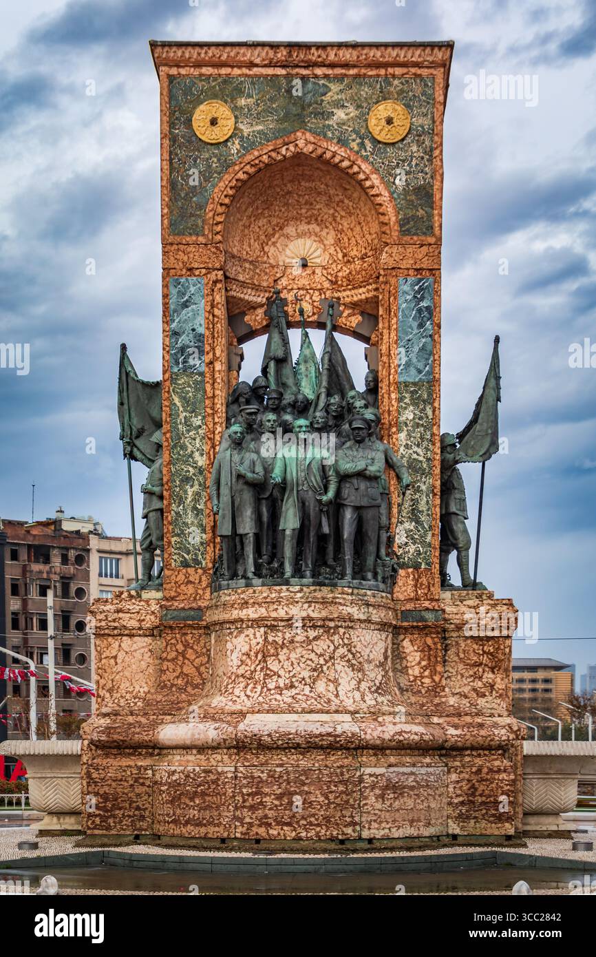 Istanbul, Turchia - 11 novembre 2023: Monumento storico della Repubblica in Piazza Taksim con una statua in bronzo di Mustafa Kemal Ataturk e dei suoi soldati Foto Stock