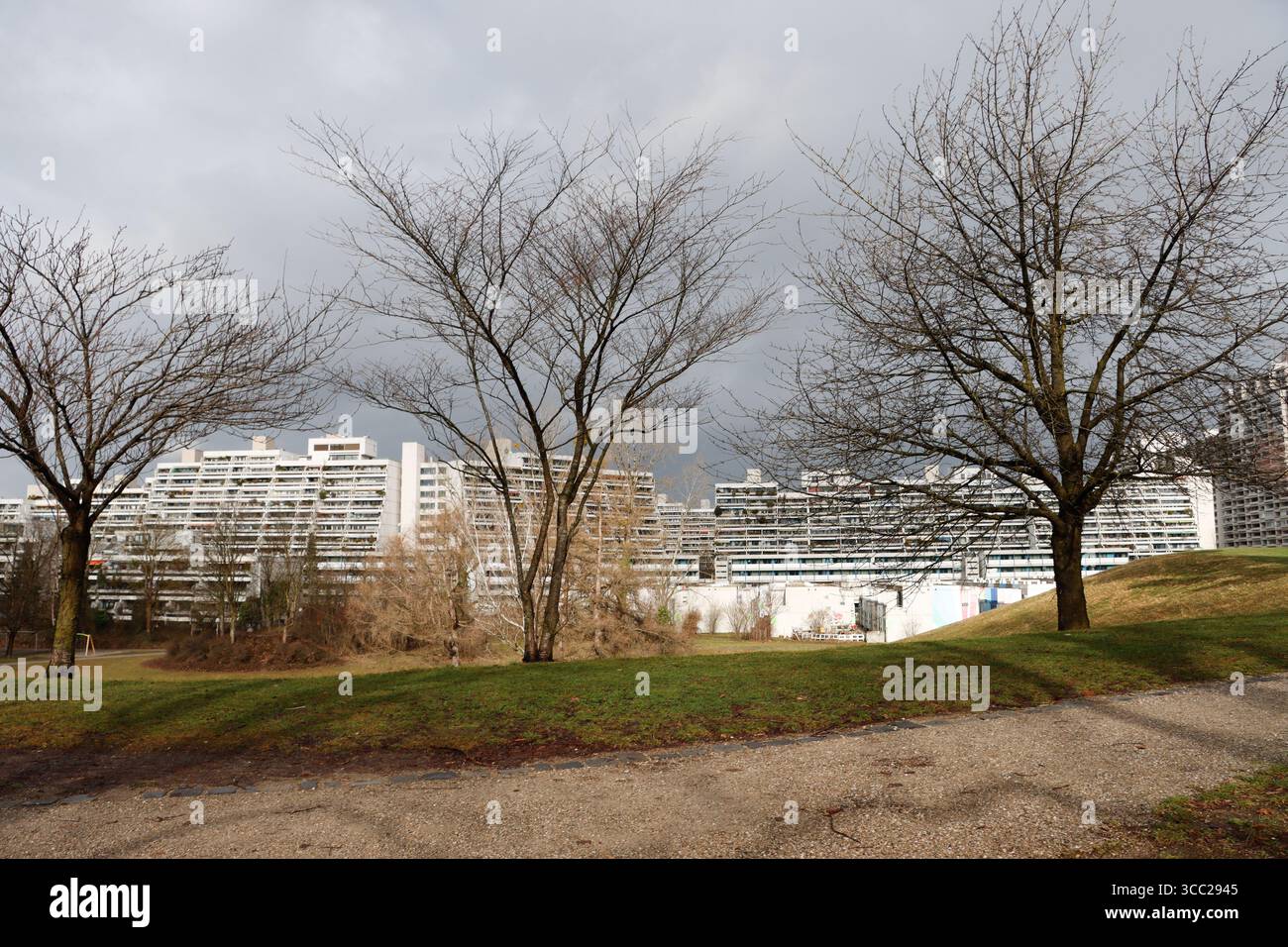 Edifici che circondano l'Olympiapark di Monaco di Baviera, Germania, nel gennaio 2024. Foto di Raquel G. Frohlich. Foto Stock