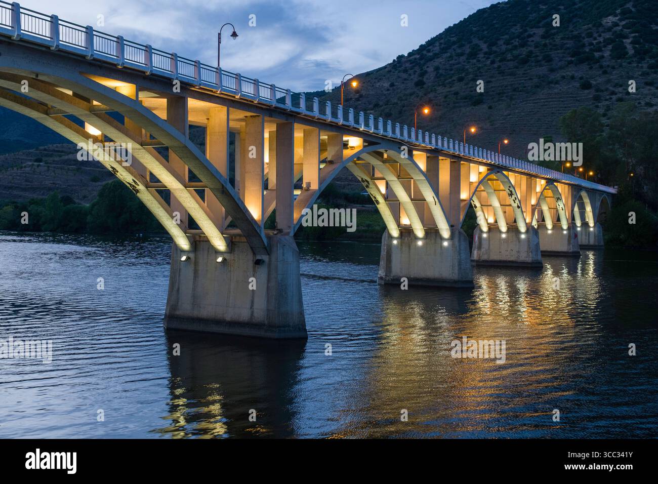 Ponte Almirante Sarmento Rodrigues illuminato sul fiume Douro, barca de Alva, Guarda District, Center Region, Portogallo Foto Stock