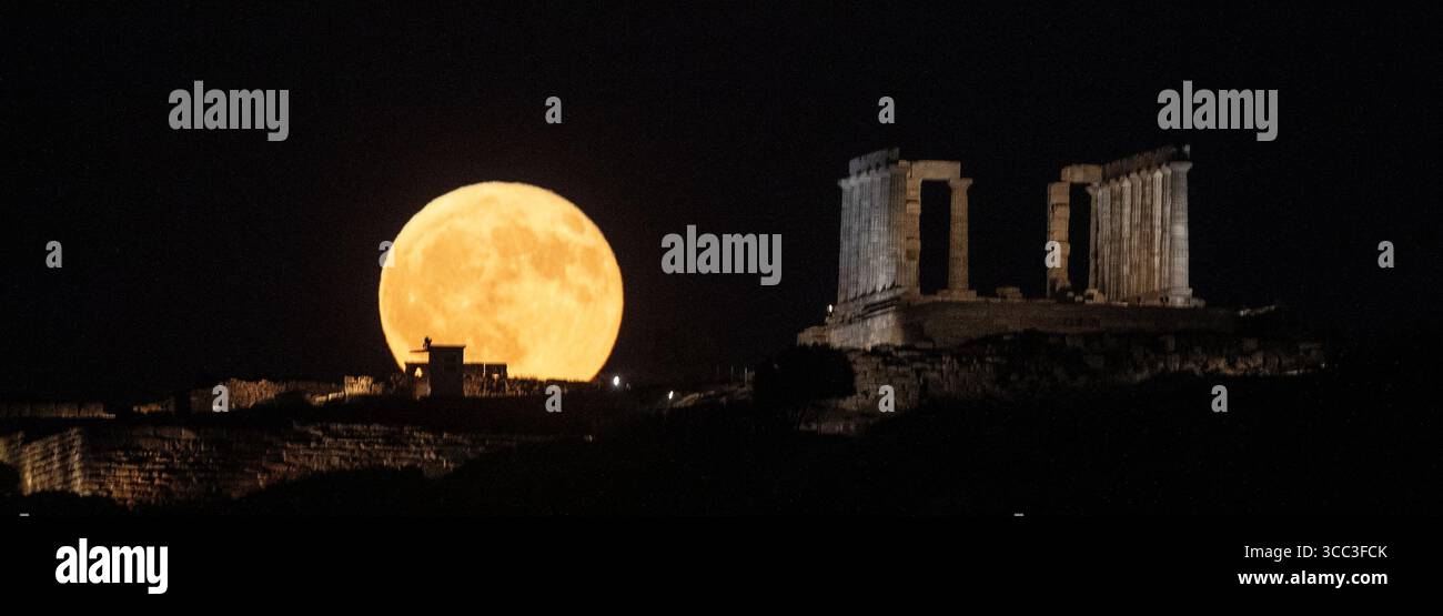 Atene, Grecia. 9 agosto 2025. Una luna piena sorge sull'antico Tempio di Poseidone a Capo Sunio a Sounion, in Grecia, il 9 agosto 2025. Crediti: Marios Lolos/Xinhua/Alamy Live News Foto Stock