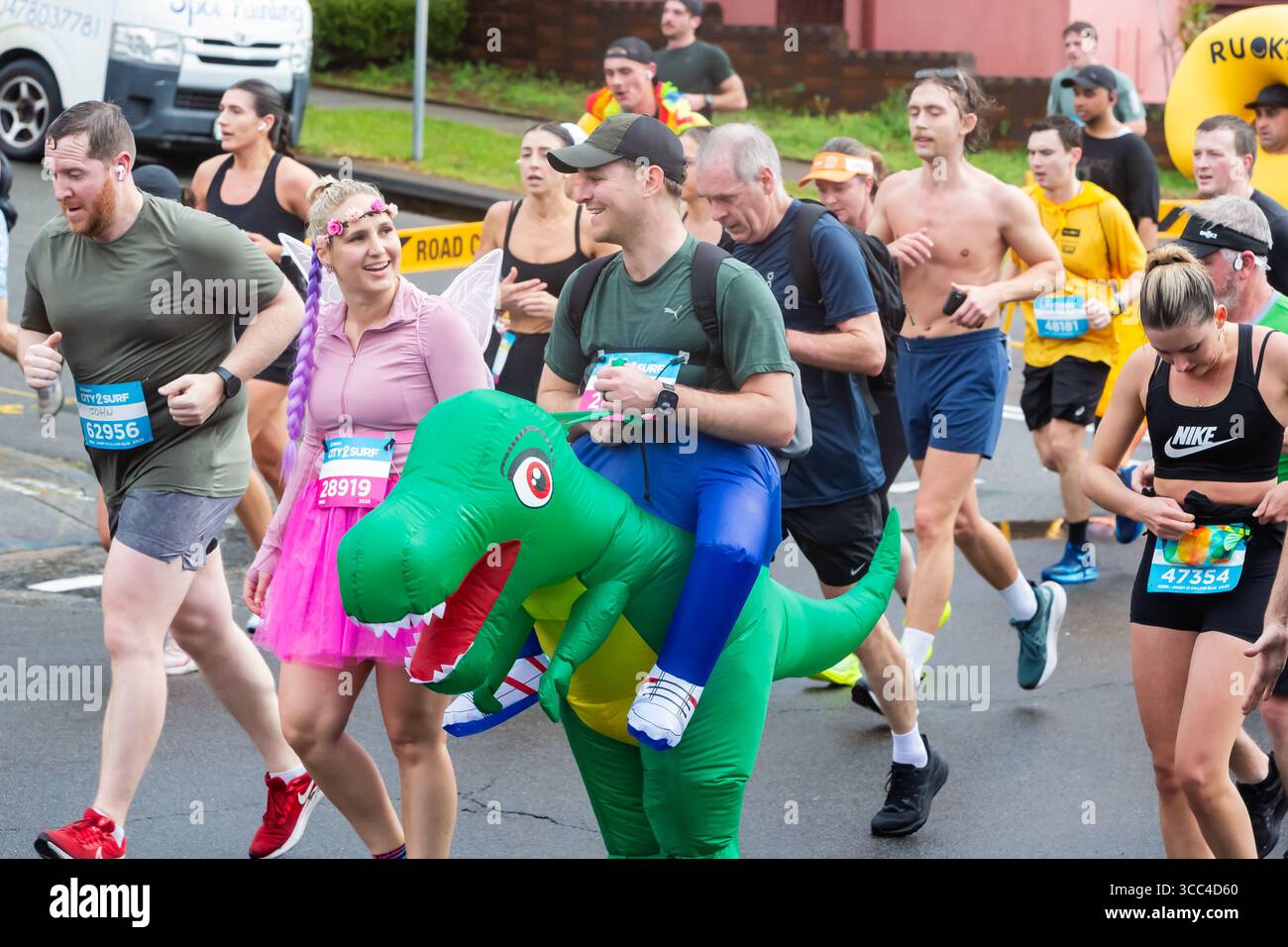 Dover Heights, Sydney, Australia. 10 agosto 2025. Migliaia di corridori percorrono le strade di Sydney per l'iconico City2Surf, passando per i quartieri residenziali lungo il percorso di 14 km dal CBD a Bondi Beach. Crediti: Paul Lovelace/Alamy Live News Foto Stock