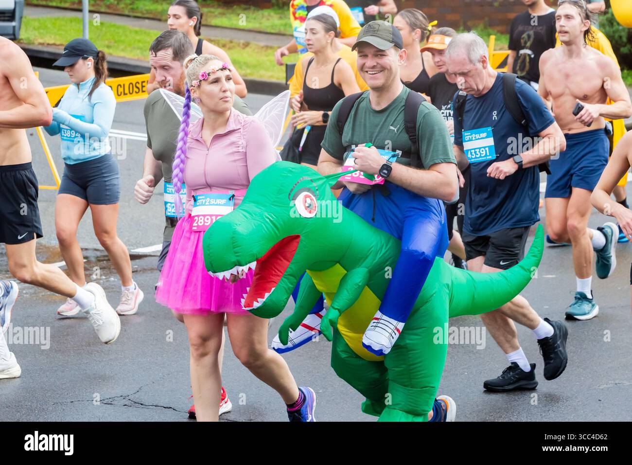 Dover Heights, Sydney, Australia. 10 agosto 2025. Migliaia di corridori percorrono le strade di Sydney per l'iconico City2Surf, passando per i quartieri residenziali lungo il percorso di 14 km dal CBD a Bondi Beach. Crediti: Paul Lovelace/Alamy Live News Foto Stock