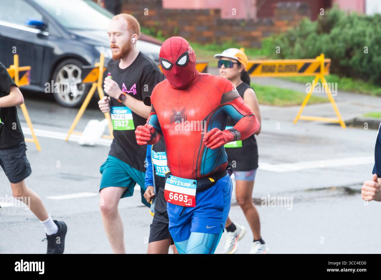 Dover Heights, Sydney, Australia. 10 agosto 2025. Migliaia di corridori percorrono le strade di Sydney per l'iconico City2Surf, passando per i quartieri residenziali lungo il percorso di 14 km dal CBD a Bondi Beach. Crediti: Paul Lovelace/Alamy Live News Foto Stock