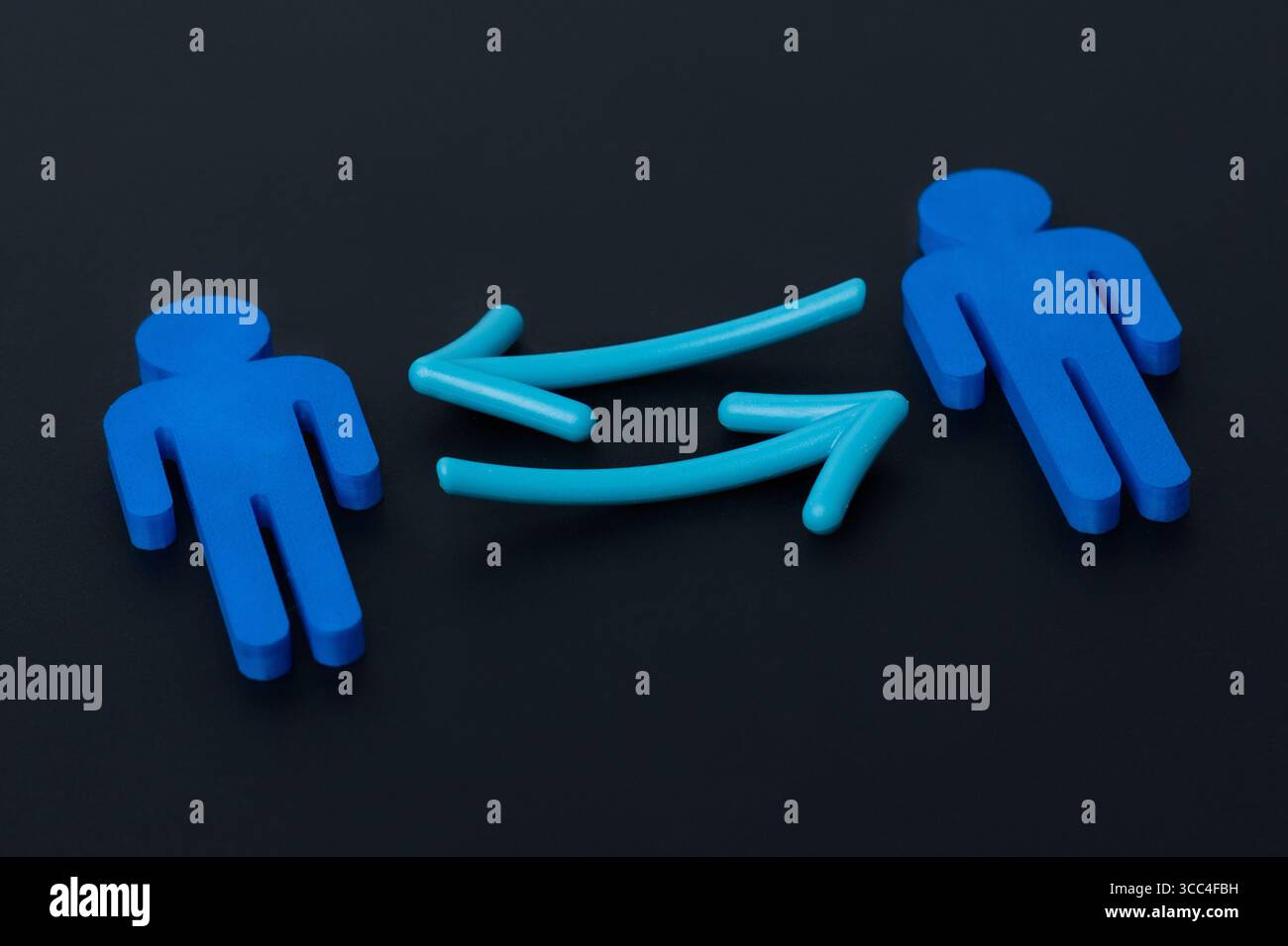 Figure umane blu con frecce che puntano in direzioni opposte. Comunicazione, scambio, negoziazione, trasferimento dati, concetto di collaborazione. Foto Stock