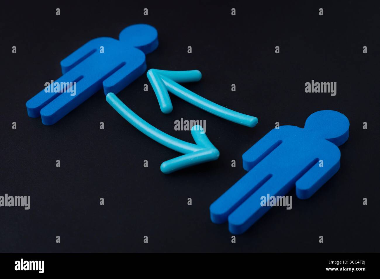 Figure umane blu con frecce che puntano in direzioni opposte. Comunicazione, scambio, negoziazione, trasferimento dati, concetto di collaborazione. Foto Stock