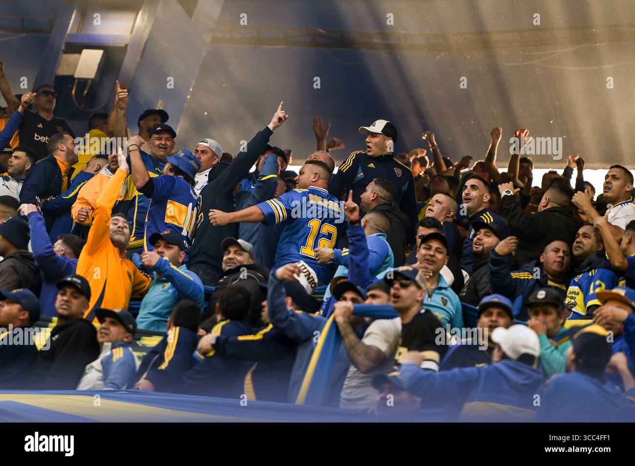 Buenos Aires, Argentina - 09 agosto 2025. Un tramonto spettacolare sullo stadio Bombonera durante il Torneo Clausura 2025, partita Liga Profesional de Fútbol (LPF) tra Boca Juniors] e Racing Club. (Foto di Lucas Mangi/Alamy Live News) Foto Stock