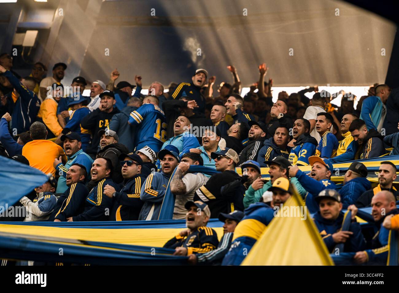 Buenos Aires, Argentina - 09 agosto 2025. Un tramonto spettacolare sullo stadio Bombonera durante il Torneo Clausura 2025, partita Liga Profesional de Fútbol (LPF) tra Boca Juniors] e Racing Club. (Foto di Lucas Mangi/Alamy Live News) Foto Stock