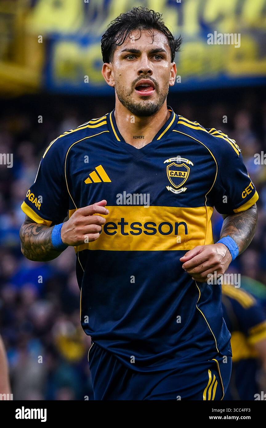 Buenos Aires, Argentina - 09 agosto 2025. Leandro Paredes del Boca Juniors in azione durante la partita contro il Racing Club allo stadio Bombonera, per il Torneo Clausura 2025, Liga Profesional de Fútbol (LPF). (Foto di Lucas Mangi/Alamy Live News) Foto Stock