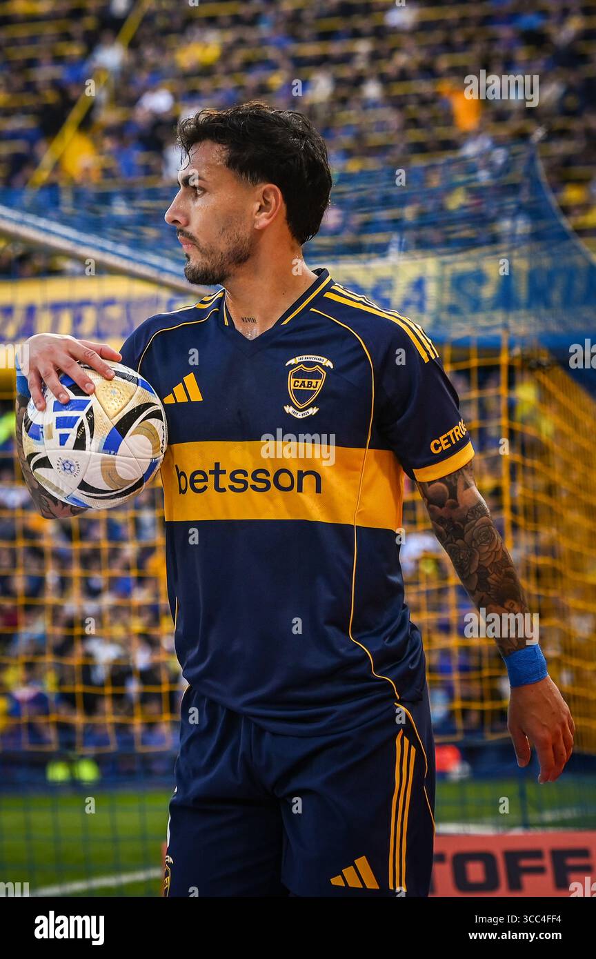 Buenos Aires, Argentina - 09 agosto 2025. Leandro Paredes del Boca Juniors in azione durante la partita contro il Racing Club allo stadio Bombonera, per il Torneo Clausura 2025, Liga Profesional de Fútbol (LPF). (Foto di Lucas Mangi/Alamy Live News) Foto Stock
