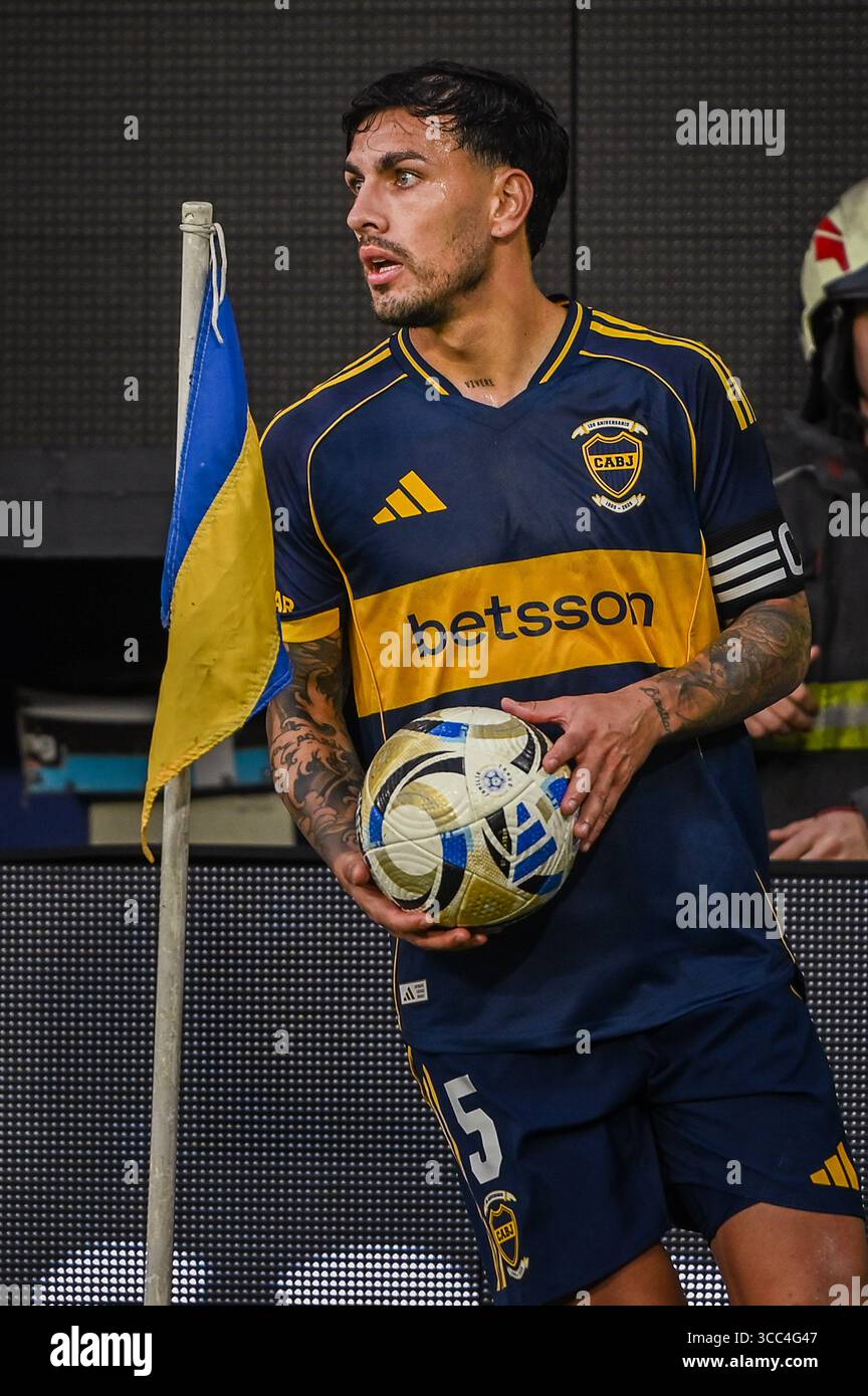 Buenos Aires, Argentina - 09 agosto 2025. Leandro Paredes del Boca Juniors in azione durante la partita contro il Racing Club allo stadio Bombonera, per il Torneo Clausura 2025, Liga Profesional de Fútbol (LPF). (Foto di Lucas Mangi/Alamy Live News) Foto Stock