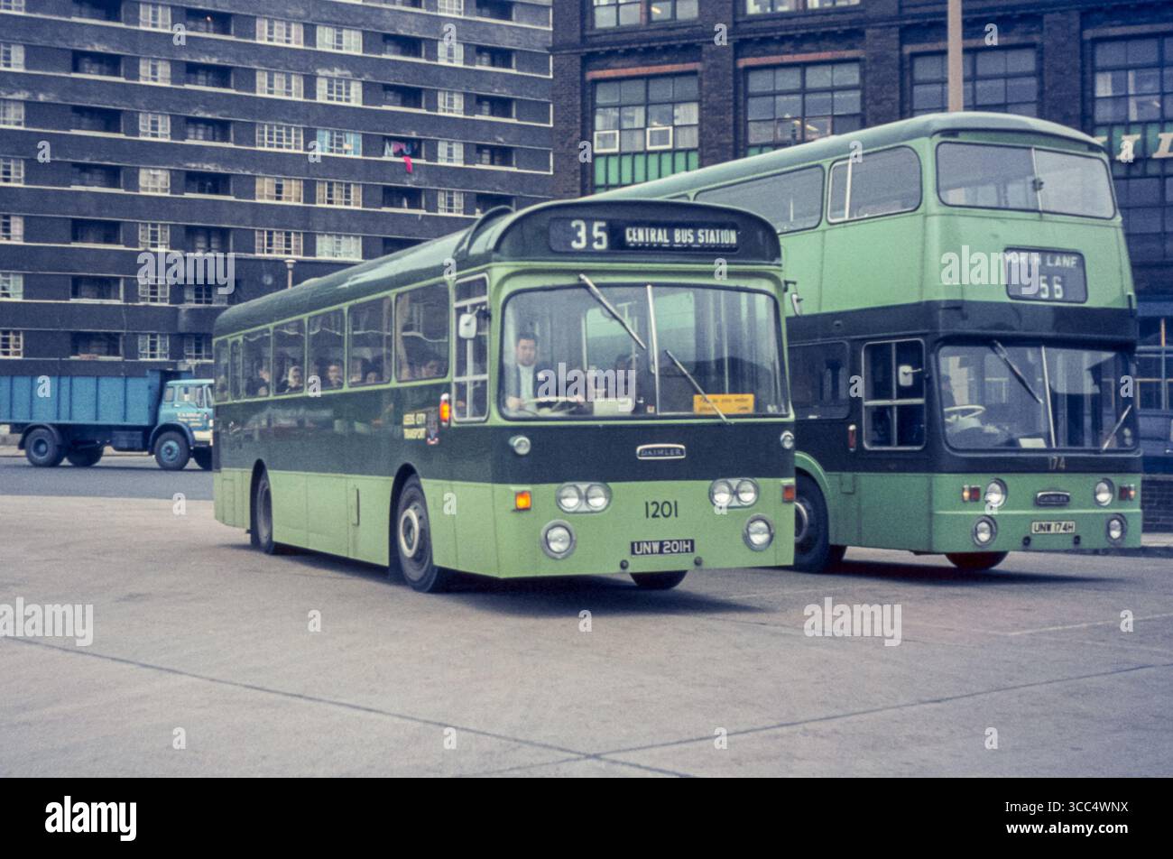 Leeds, Regno Unito - 1970: Immagine d'epoca di un autobus Daimler Fleetline SRG6LXB nella stazione centrale degli autobus di Leeds. Di proprietà della Leeds City Transport, registrazione MUC 456, costruito nel 1970. Dietro c'è una Daimler Fleetline CRG6LXB, registrazione UNW 174H, costruita nel 1969 e anch'essa di proprietà della Leeds City Transport. Foto Stock