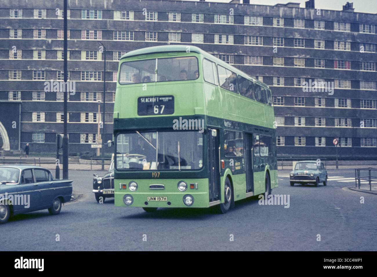 Leeds, Regno Unito - 1970: Immagine d'epoca di un autobus Daimler Fleetline CRG6LXB vicino alla stazione centrale degli autobus di Leeds. Di proprietà della Leeds City Transport, registrazione UNW 197H, costruito nel 1970. Foto Stock