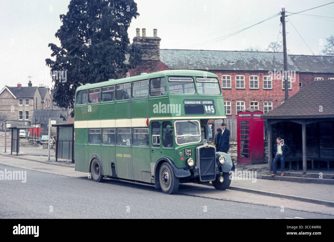 Rushden, Regno Unito - 1970: Immagine d'epoca di un autobus Bristol KSW6B. Di proprietà di United Counties, registrazione CNH 704, costruito nel 1952. Foto Stock