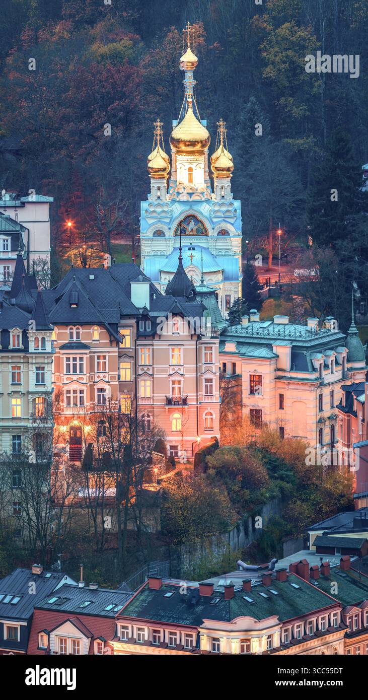 Paesaggio urbano autunnale di Karlovy Vary, Repubblica Ceca. Storica città termale con edifici colorati, torri della chiesa e passeggiata sul fiume Foto Stock