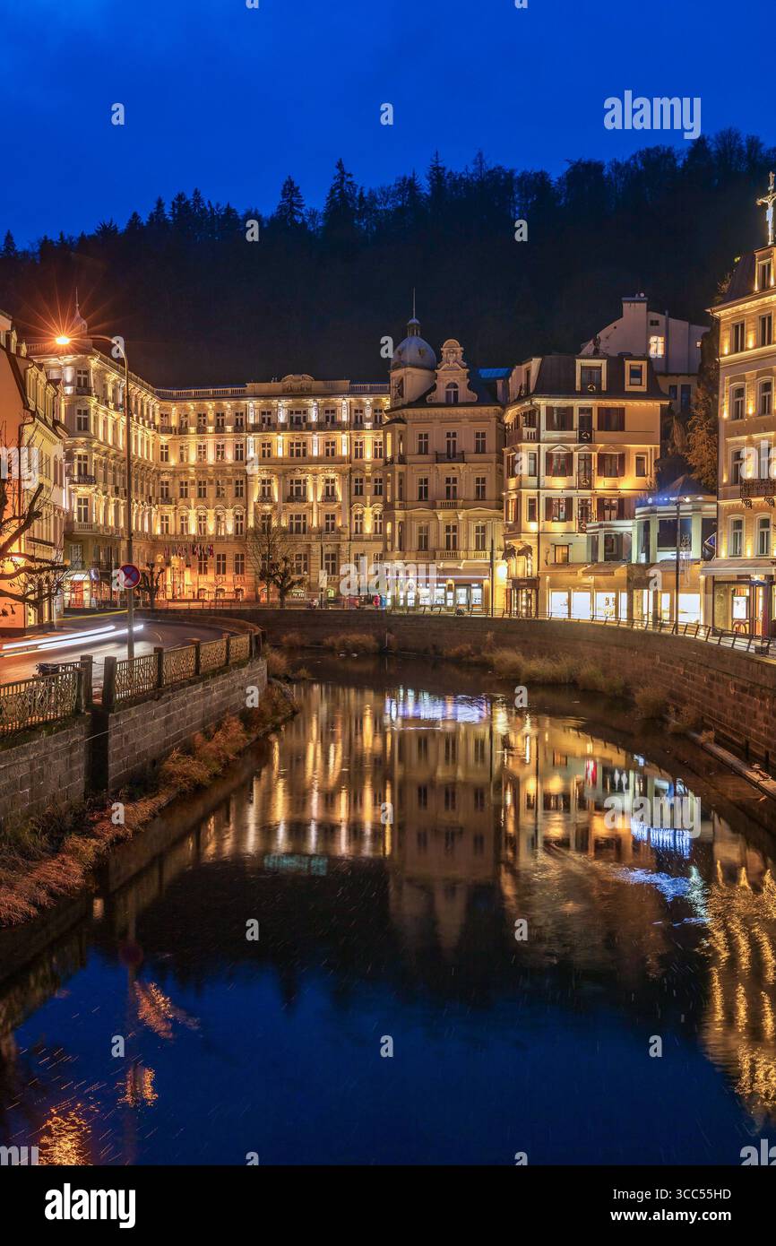 Paesaggio urbano autunnale di Karlovy Vary, Repubblica Ceca. Storica città termale con edifici colorati, torri della chiesa e passeggiata sul fiume Foto Stock