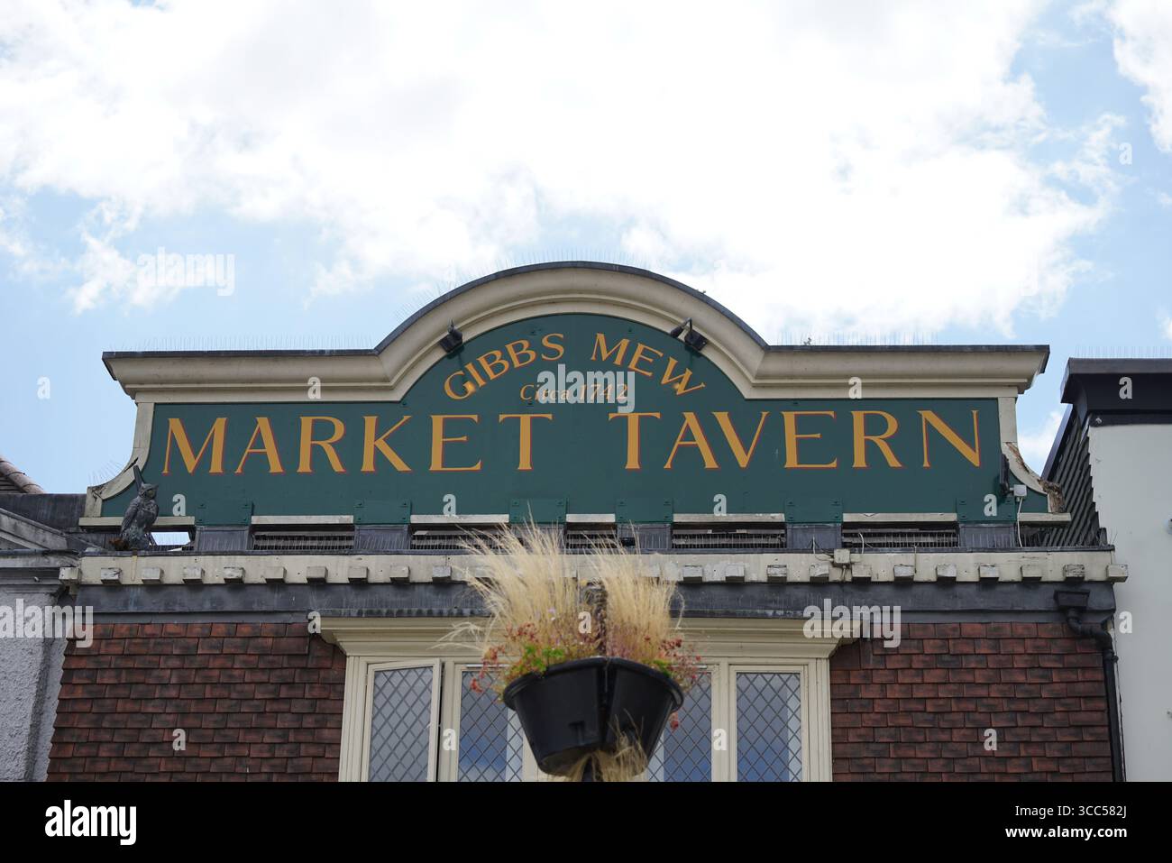 Facciata della storica Market Tavern con cartellonistica vintage sotto un cielo limpido. Salisbury, Inghilterra Foto Stock