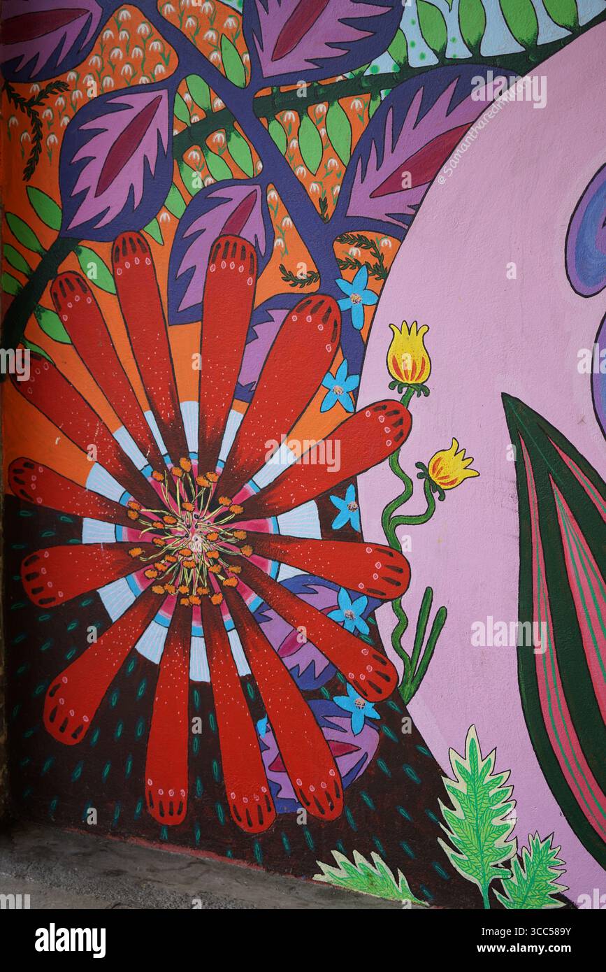 Vivace murale astratto con motivi floreali e a foglia colorati. Arte di Samantha Redmill Art Salisbury, Inghilterra Foto Stock