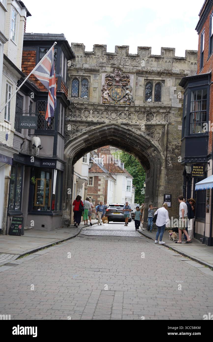 Storico Archway su una strada acciottolata nell'affascinante centro città. Salisbury, Inghilterra Foto Stock