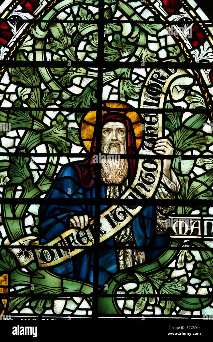 Opere d'arte in vetro colorato raffiguranti scene religiose con colori e sfumature vivaci. Salisbury, Inghilterra Foto Stock