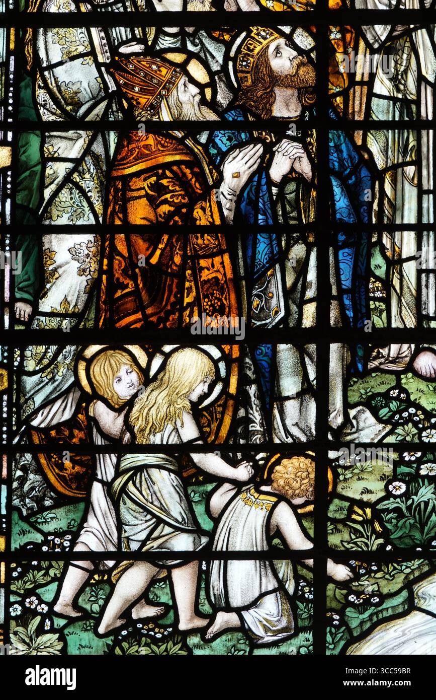 Dettagliate opere d'arte in vetro colorato che mostrano scene religiose con figure e motivi. Salisbury, Inghilterra Foto Stock