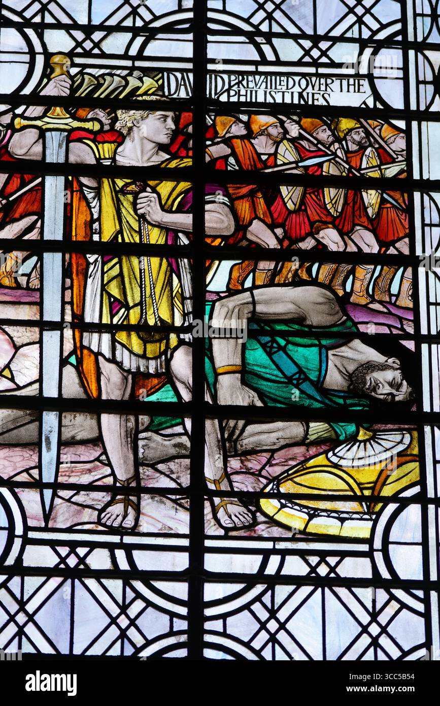 Dettagliate opere d'arte in vetro colorato che mostrano scene religiose con figure e motivi. Salisbury, Inghilterra Foto Stock