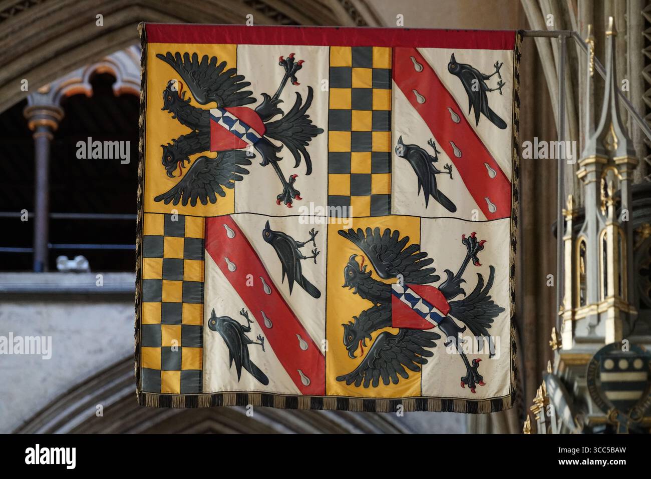 Bandiera medievale dello stemma nell'ambiente interno della storica chiesa. Salisbury, Inghilterra Foto Stock