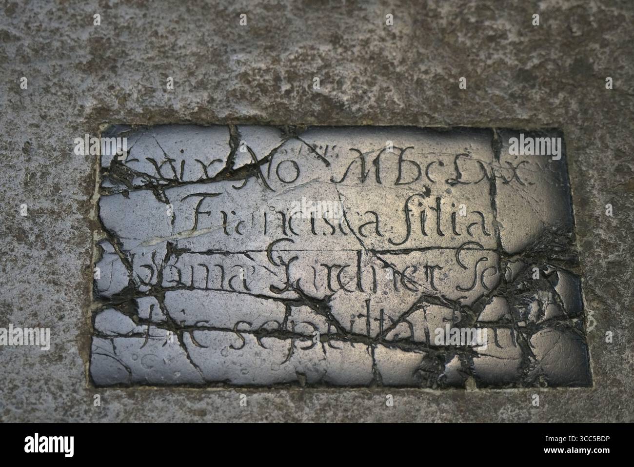 Tavoletta in pietra antica con iscrizione sbiadita e superficie incrinata. Salisbury, Inghilterra Foto Stock