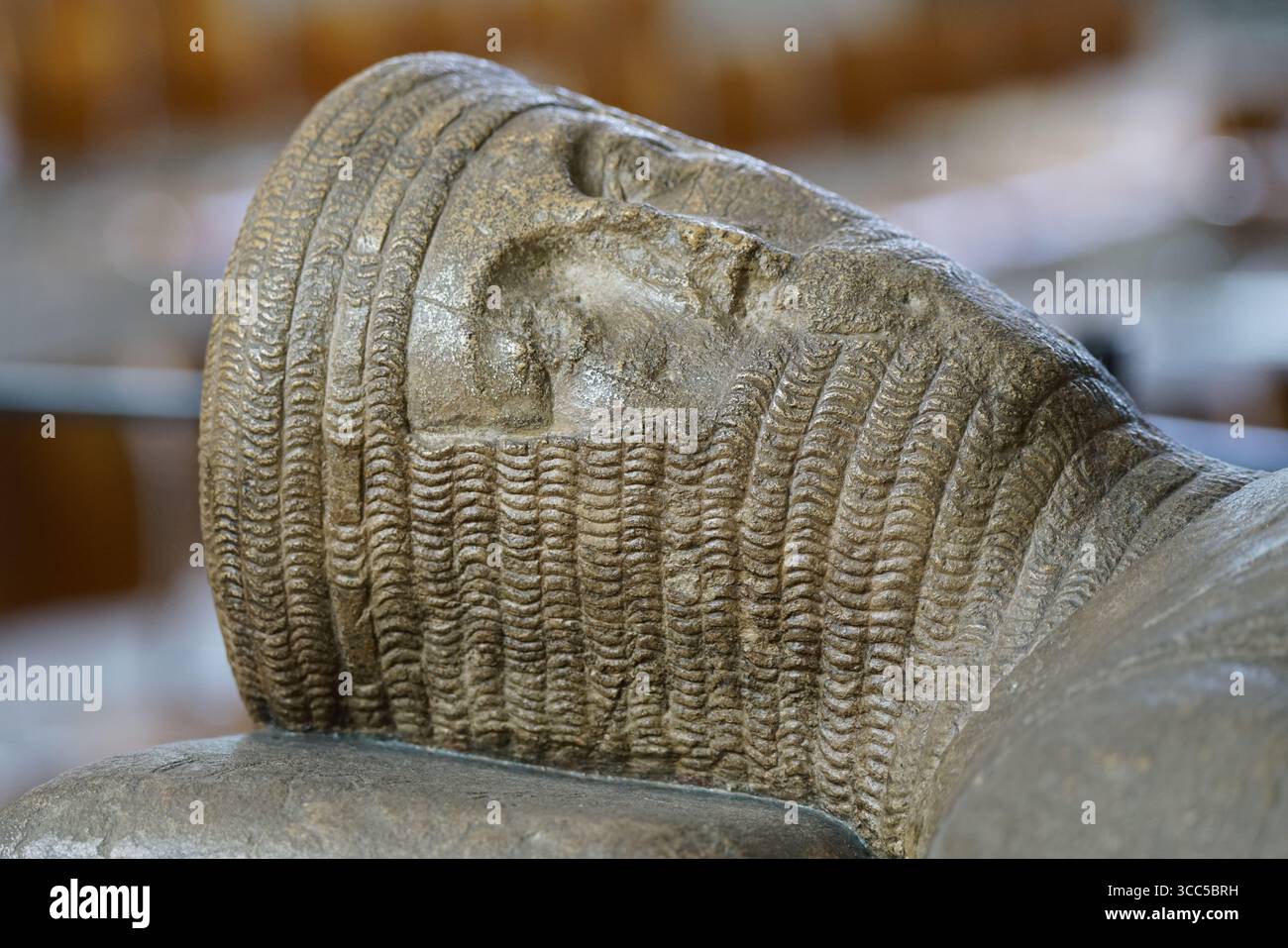 Vista ravvicinata dell'antica Statua con dettagli ondulati. Salisbury, Inghilterra Foto Stock